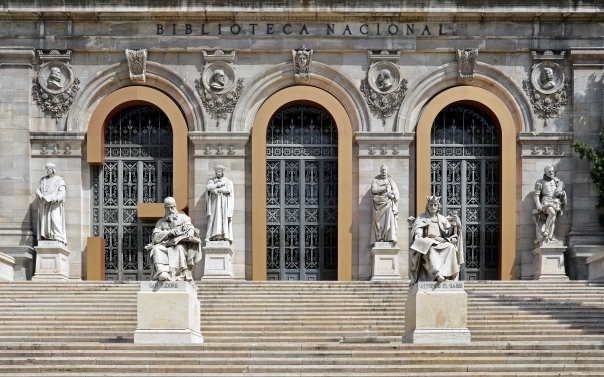 Façade de la Bibliothèque Nationale d'Espagne (BNE), Photographie, Selbymay, 11 août 2012, Wikimedia Commons. 